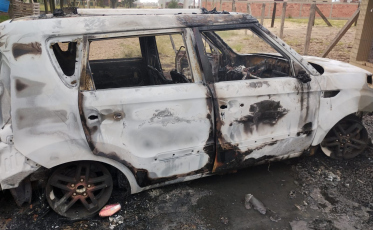 Carro fica destruído após pegar fogo em Passo de Torres