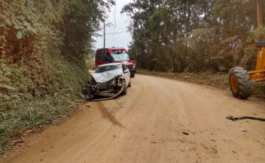 Homem é hospitalizado após acidente envolvendo carro e patrola