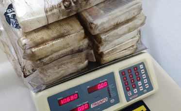 Tubarão: Adolescente é apreendida com 10 quilos de cocaína na BR-101