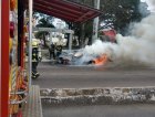 Imagens mostram carro em chamas no Centro de Criciúma (VÍDEOS)