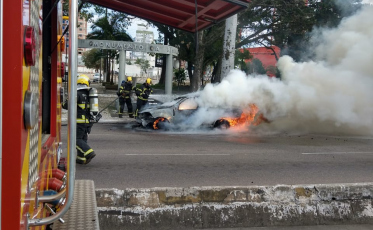 Imagens mostram carro em chamas no Centro de Criciúma (VÍDEOS)