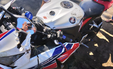 Morro da Fumaça: Motociclista fica ferido após cair em ribanceira e ficar preso em arames