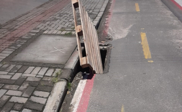 Bueiro aberto em ciclofaixa preocupa comunidade do bairro São Luiz