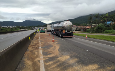 Colisão na BR-101 deixa duas pessoas gravemente feridas 