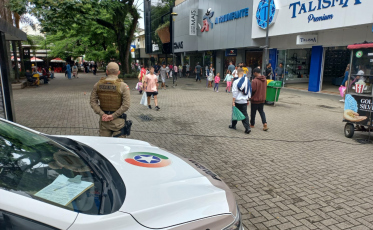 Polícia Militar reforça policiamento em áreas comerciais de Criciúma (FOTOS)