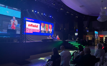 Juliana Goes desce do palco e ensina a analisar métricas nas redes sociais durante Empreende SC (VÍDEO)