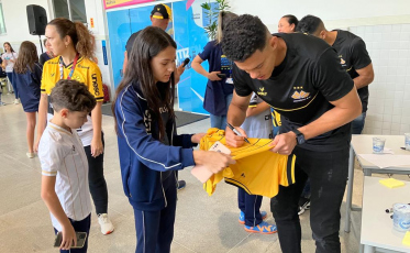 Jogadores do Criciúma participam de ação com estudantes do Marista (FOTOS)