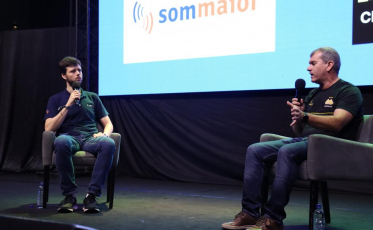 Tencati fala sobre gestão de um time de futebol no palco no Empreende SC