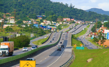 Caminhões com eixos suspensos carregados passam a ser cobrados na BR-101