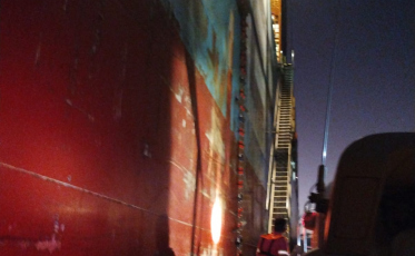 Imbituba: Bombeiros socorrem tripulante ferido em alto-mar 