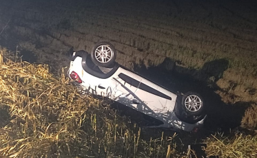 Meleiro: Carro sai da pista, colide em poste e capota na SC-447