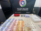 PM cerca residência e apreende embalagens de crack, cocaína e maconha em Criciúma