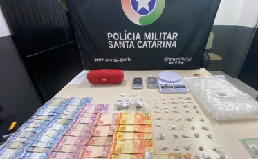 PM cerca residência e apreende embalagens de crack, cocaína e maconha em Criciúma
