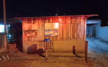 Galpão fica destruído após incêndio em Sombrio