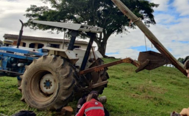 Homem fica gravemente ferido após queda de trator no interior de Nova Veneza