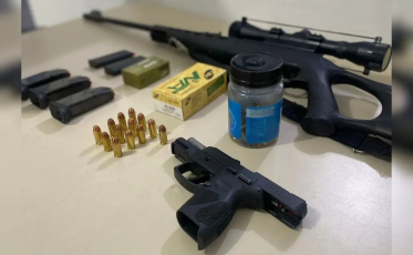  Homem é preso após ameaçar família com dois disparos de arma de fogo 