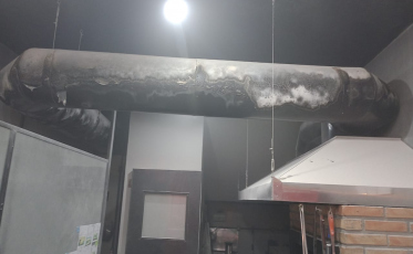Tubulação pega fogo em restaurante de Tubarão