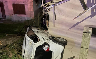 Carro sai da pista e colide contra casa em Imbituba