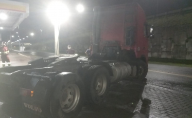 Roda de caminhão pega fogo em Santa Rosa do Sul