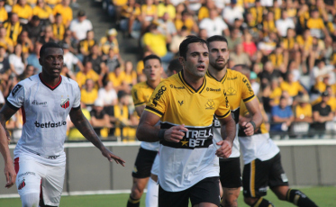 Arilson e Eder marcam, Criciúma vence o Ituano e reassume a liderança da Série B