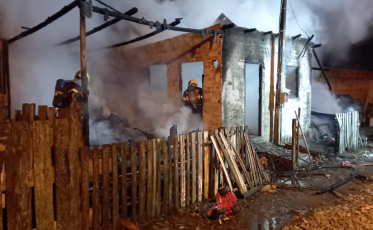 Residência é destruída por incêndio em Criciúma
