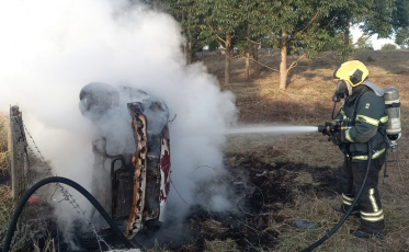 Carro capota e pega fogo em Balneário Rincão