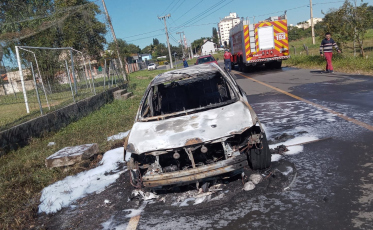 Incêndio em veículo é registrado no Centro de Forquilhinha (FOTOS)
