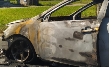 Incêndio em veículo é registrado no Centro de Forquilhinha (FOTOS)