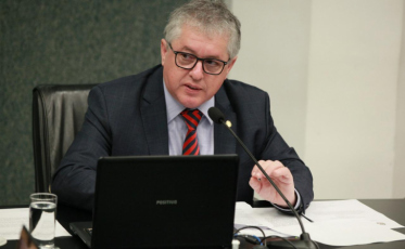 Em missa, padre cobra deputado por obras na Serra da Rocinha 