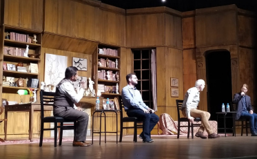 Padre Thiago e Artur Cipriano sobem no palco do Teatro Elias Angeloni para debater Freud