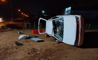 Veículo capota na SC-435 durante a madrugada e vítima fica presa às ferragens
