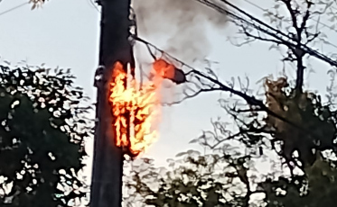 Poste pega fogo no bairro Santa Augusta