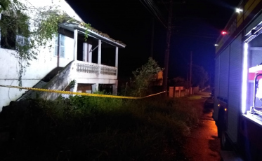 Criciúma: Incêndio em casa abandonada mobiliza bombeiros