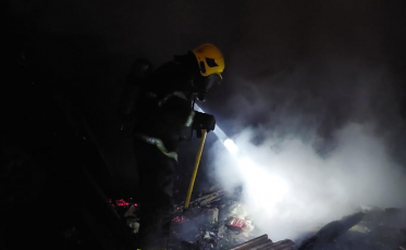 Construção aos fundos de residência pega fogo em Cocal do Sul