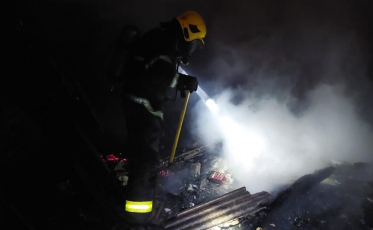 Construção aos fundos de residência pega fogo em Cocal do Sul
