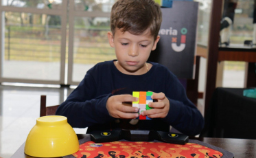 Campeonato amador de cubo mágico reúne mais de 40 cubistas em Criciúma 
