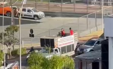 Servidores protestam em trio elétrico no Centro de Criciúma (VÍDEO)