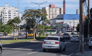 Semáforos intermitentes causam congestionamento no Centro de Criciúma