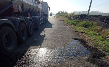 Acidente com caminhão causa vazamento de ácido sulfúrico em Sangão