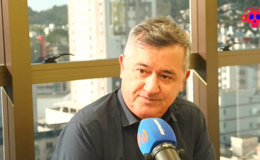 No Ninguém Morre de Tédio, a trajetória de Ricardo Fabris como jornalista