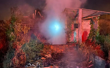 Casa fica destruída após incêndio em Forquilhinha