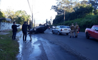 Criciúma: capotamento é registrado na Avenida Luiz Lazzarin
