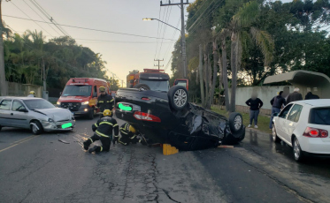Criciúma: capotamento é registrado na Avenida Luiz Lazzarin