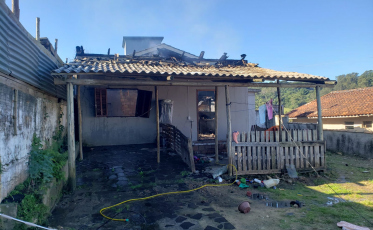 Incêndio destrói casa no bairro Mina Brasil em Criciúma