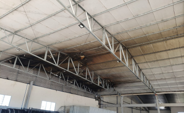 Criciúma: funcionários apagam incêndio em telhado de empresa