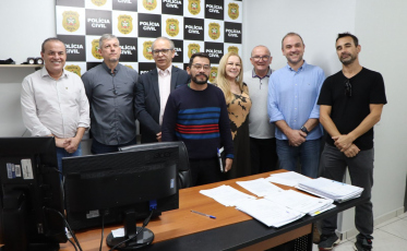 Prefeito entrega dois computadores novos para Delegacia de Polícia Civil de Forquilhinha