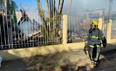 Incêndio em residência deixa uma pessoa morta em Içara