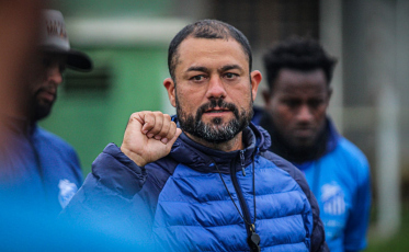 Caravaggio anuncia desligamento do treinador Serraninho