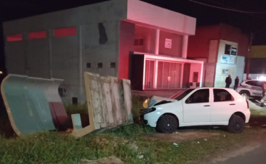 Mulher morre após bater veículo em parada de ônibus