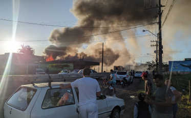 Forquilhinha: quatro carros e um trator ficam destruídos em incêndio na oficina automotiva (FOTOS e VÍDEO)